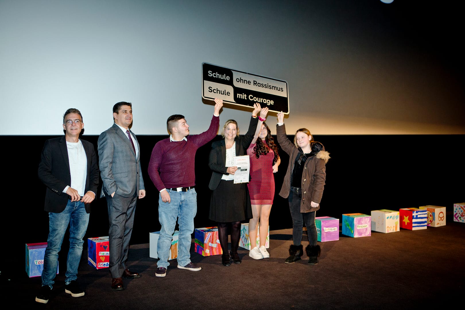 Bild von der Übergabe des Schildes Bild von der Übergabe des Schildes