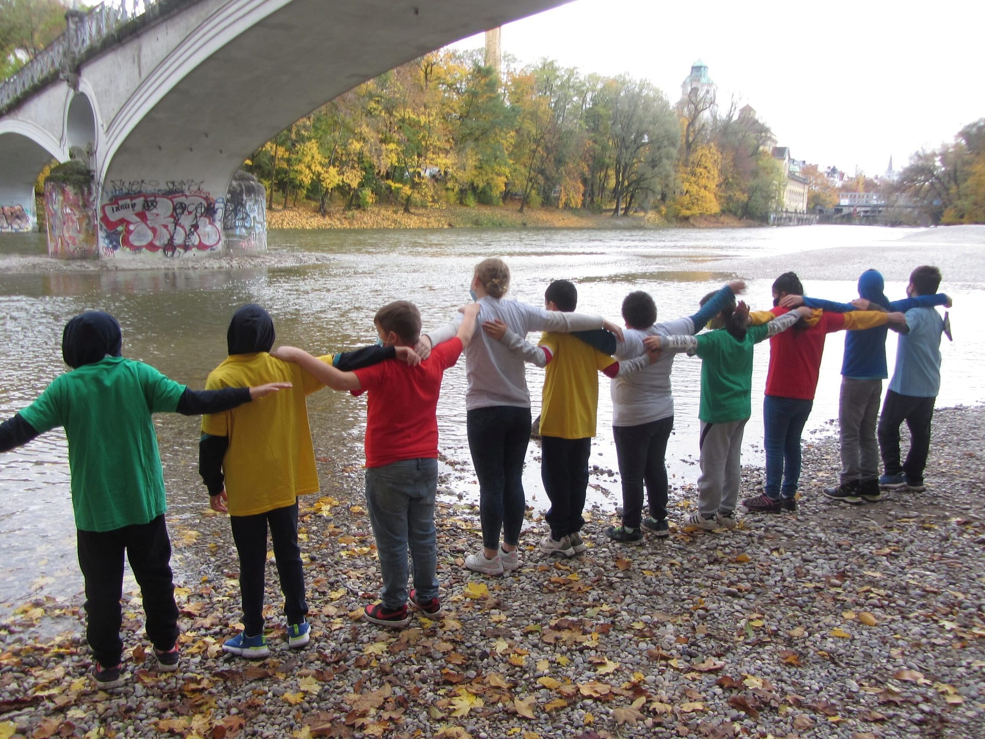 Bild von Kindern an der Isar